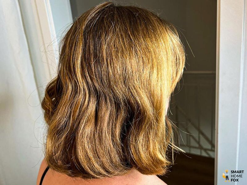 Man sieht die Haare vor dem Styling mit dem Dyson Corrale.